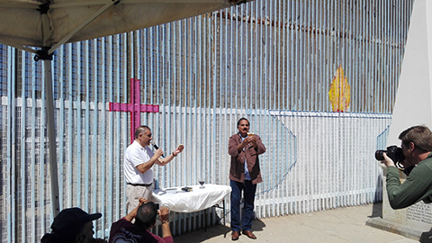 El Faro (“Lighthouse”) frontier ministries, a project of the Methodist Church of Mexico, conducts a communion service at the wall, the border between Tijuana, Mexico, and San Diego, California. PHOTO: VENANCIO REYES