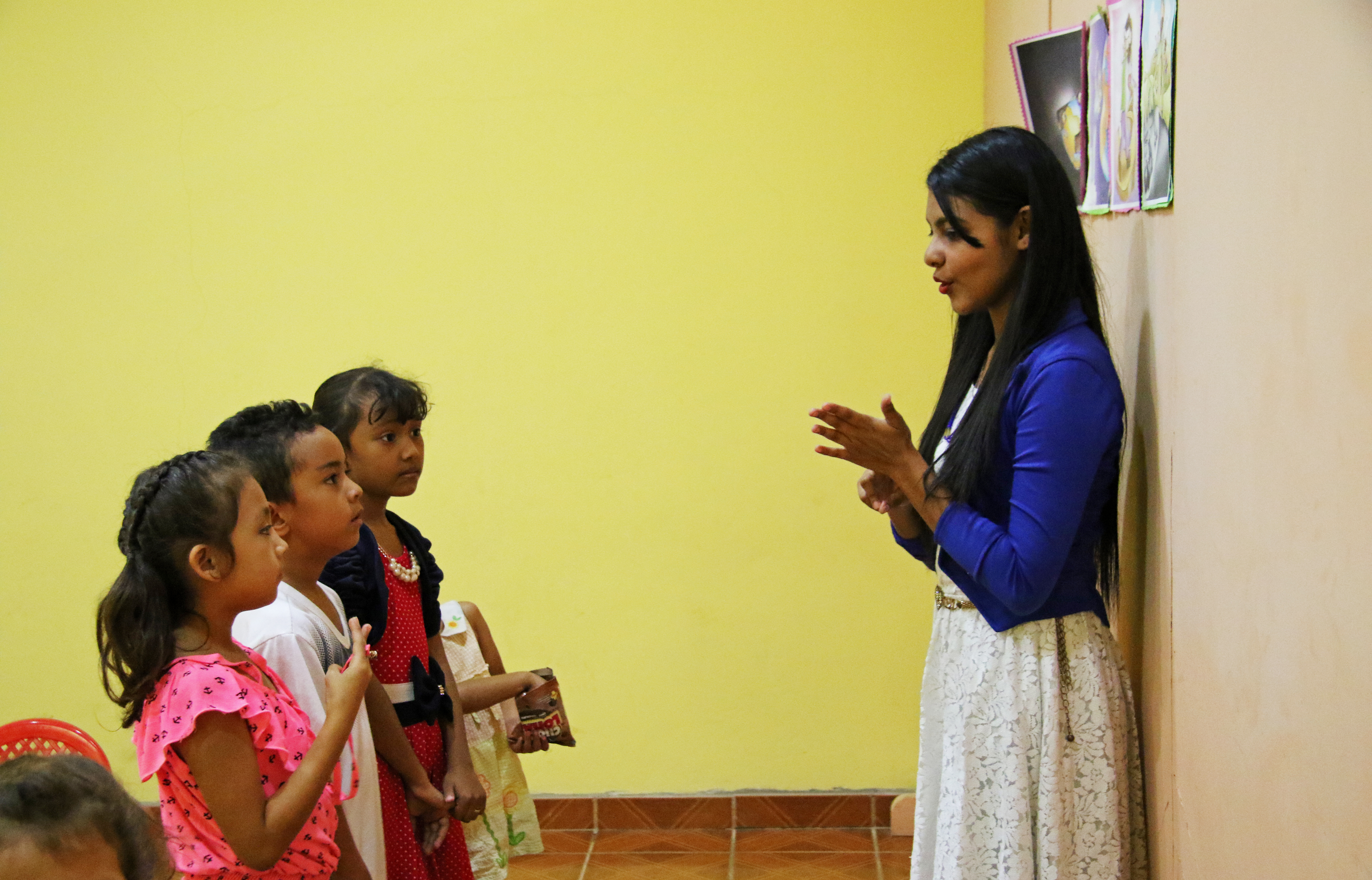 Estudiantes y su maestra en una escuela Bib