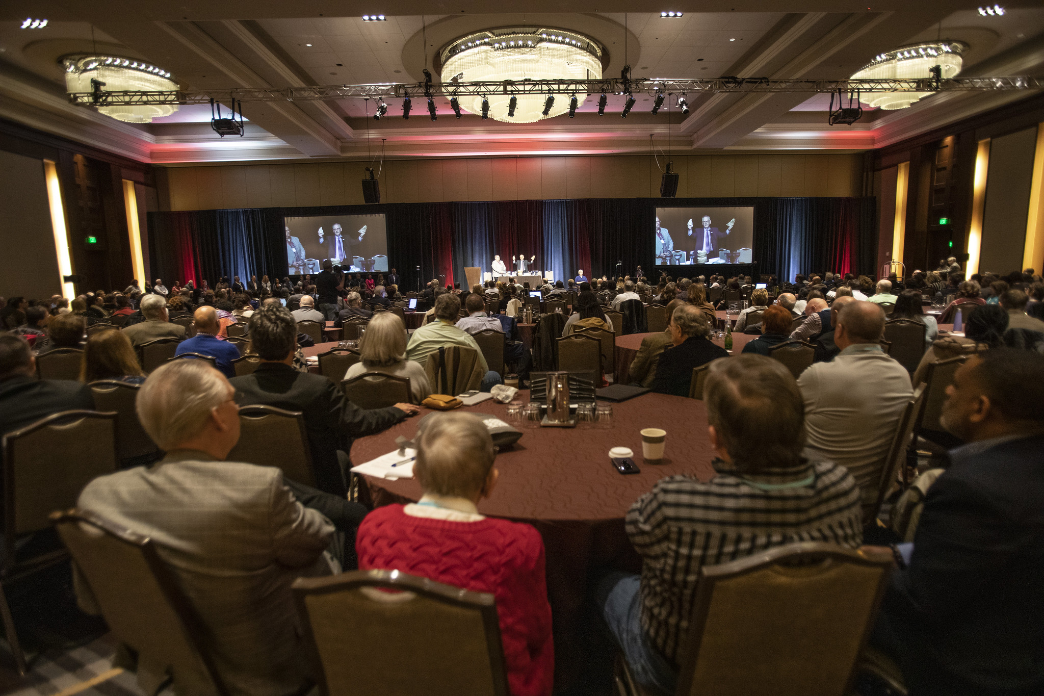 El Obispo Metodista Unido Bruce Ough parte el pan durante el culto de apertura de la Pre-Conferencia General de 2020 en Nashville, Tenn.en la Pre-Conferencia General Metodista Unida de 2020 llevada a cabo en Nashville, Tenn. Foto de Kathleen Barry, UM News.