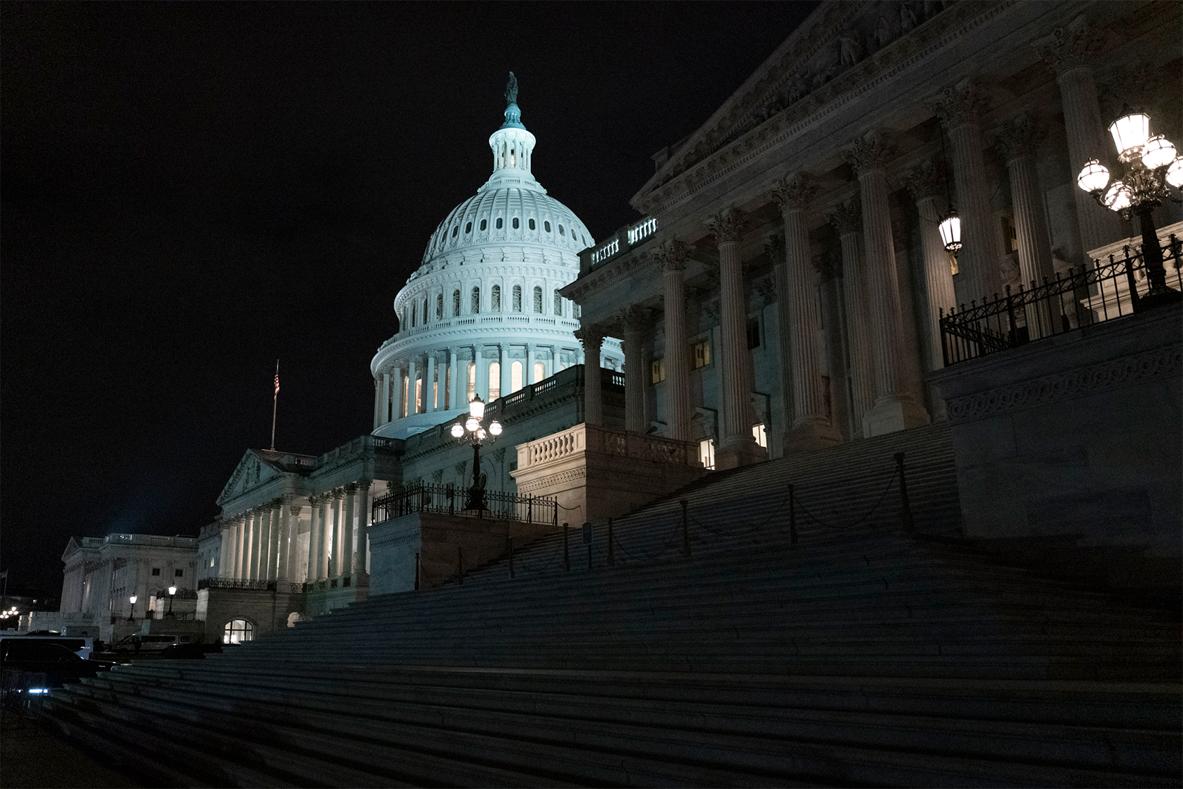 2021년 1월 6일 의회가 대통령 선거 결과를 인증하기 위해 모였을 때, 2020년 선거 결과를 뒤집으려는 시위자들이 국회 의사당 건물을 습격 후, 평화가 되찾아 왔다. 사진 제공, 벤자민 애플바움, 미국 국토 안보국.