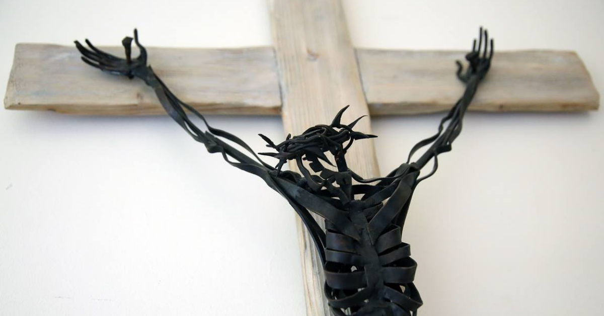 추상 예술적인 금속 십자가가 영국 솔즈베리에 있는 세럼 대학의 예배당 외부 벽에 걸려 있다. 사진: 캐서린 베리, 연합감리교회 공보부.