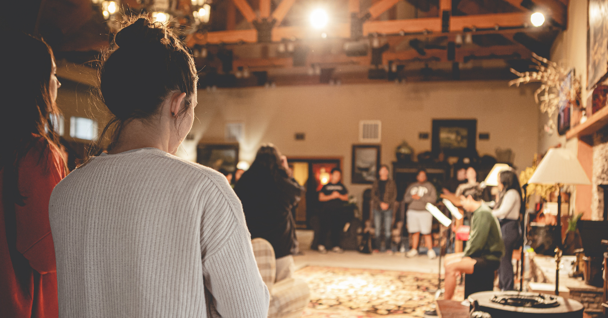 점점 더 많은 교회가 소그룹 모임과 주일학교를 하이브리드 모임으로 전환하고 있다. 좋은 계획을 세운다면, 이러한 모임에서 대면으로 참석자는 물론 온라인 참석자에게도 훌륭한 경험이 될 수 있다. 사진: 테런스 허스트, 언스플레쉬. 
