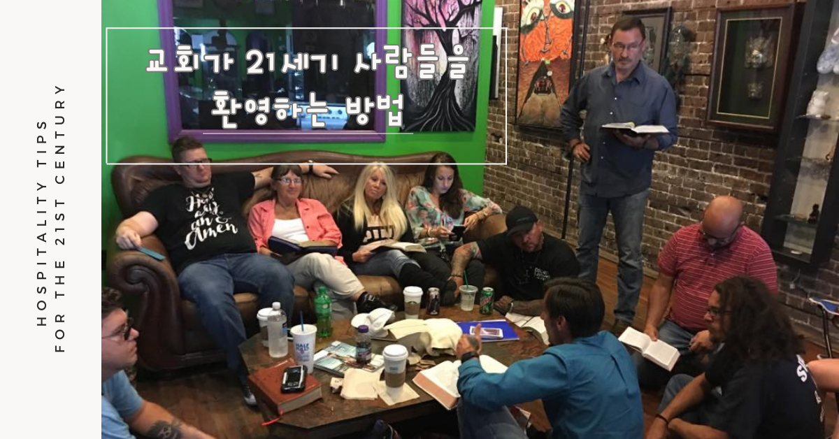 마이클 벡 목사는 플로리다 주 오칼라에서 10년 넘게 모인 새로운 사역의 표현인 타투교회에서 성경 공부를 인도하고 있다. 사진 제공: 타투 팔러 교회.