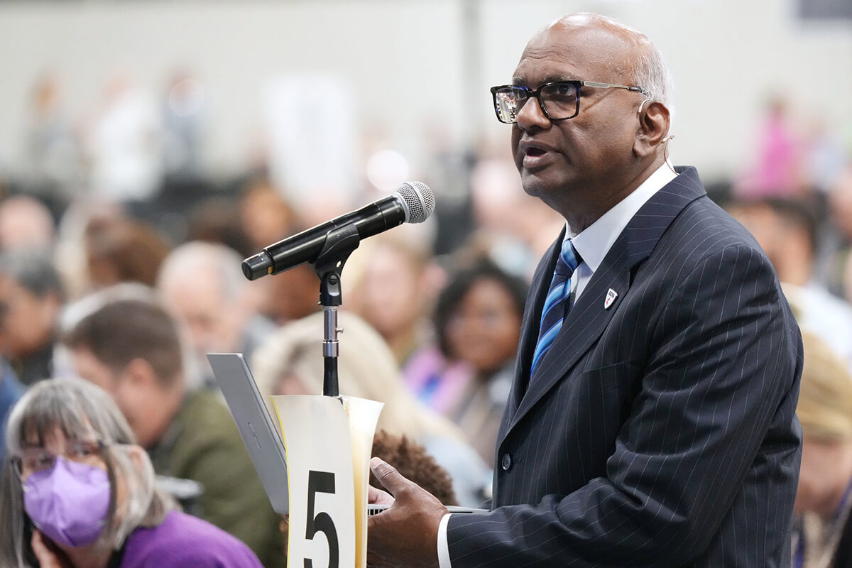 El Rev. Moses Kumar, alto ejecutivo del Concilio General de Finanzas y Administración responde el 3 de mayo, una pregunta relacionada con el presupuesto durante la Conferencia General Metodista Unida reunida en Charlotte, Carolina del Norte. Foto de Larry McCormack, Noticias MU.