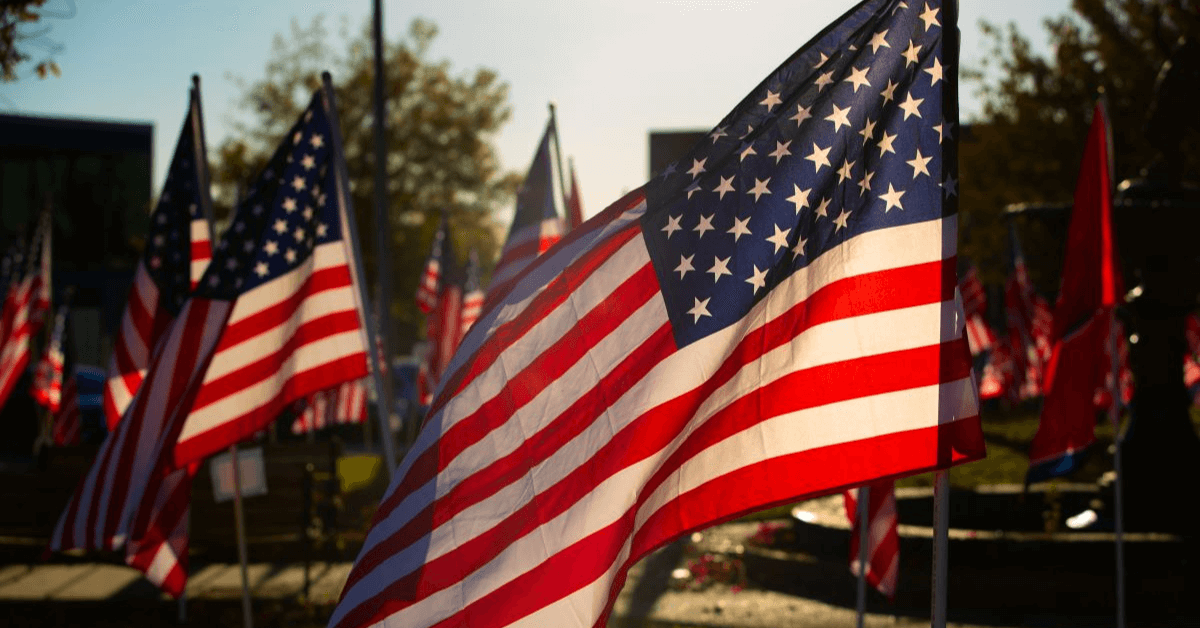 테네시주 브라운스빌의 헤이우드 카운티 법원 밖에 미국 및 테네시주 국기가 흔들리고 있다. 사진: 마이크 두보스, 연합감리교 뉴스.