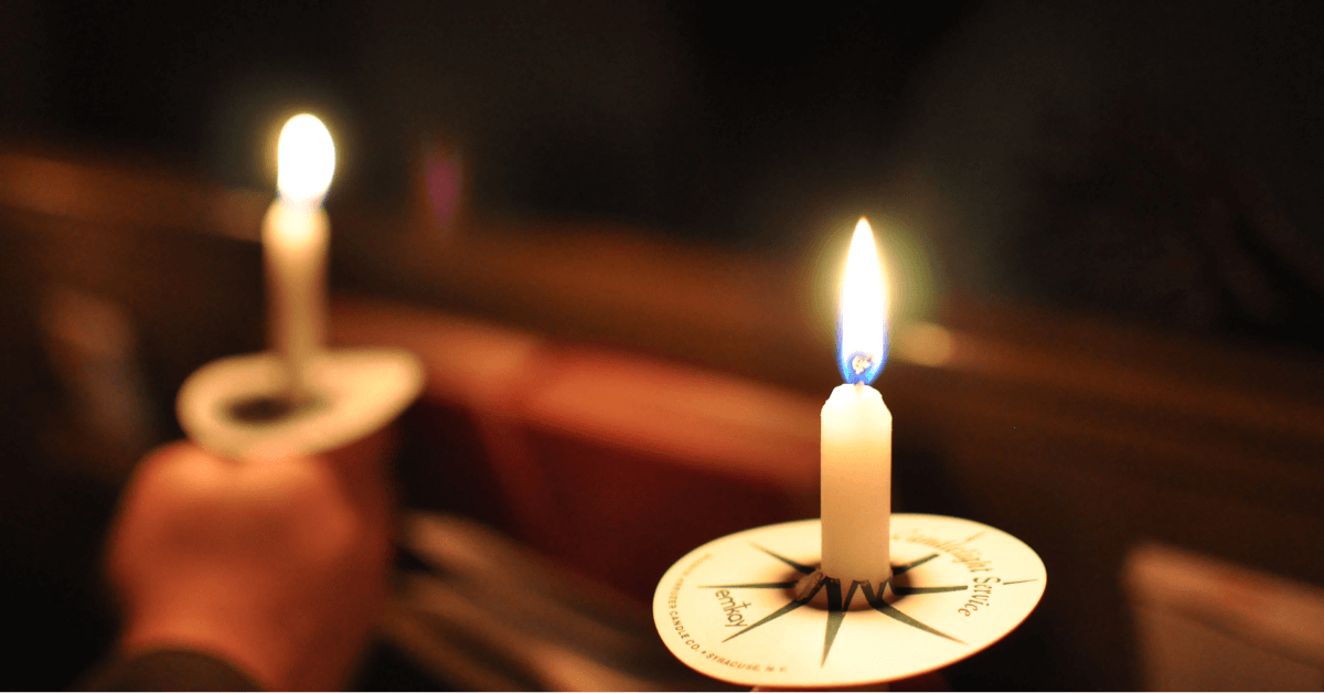 텍사스주 포트워스의 성마태연합감리교회에서 성탄절 이브에 교인들이 모여 촛불 예배를 드리고 있다. 사진: 안젤리아 심스.