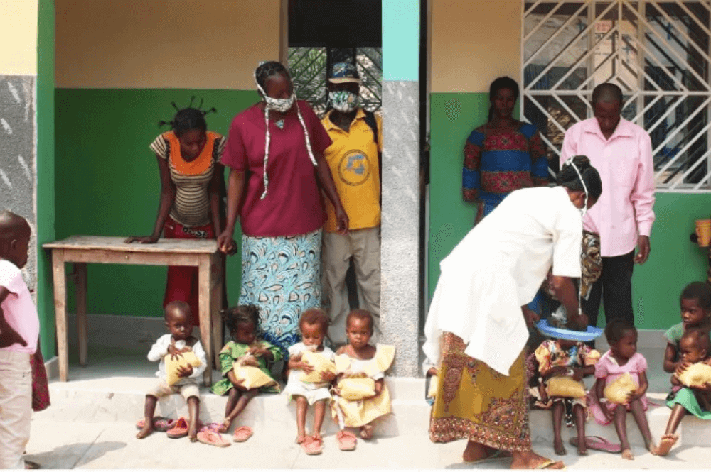 Families receive food to feed their children. Photo courtesy of Central Congo Conference Health Board.