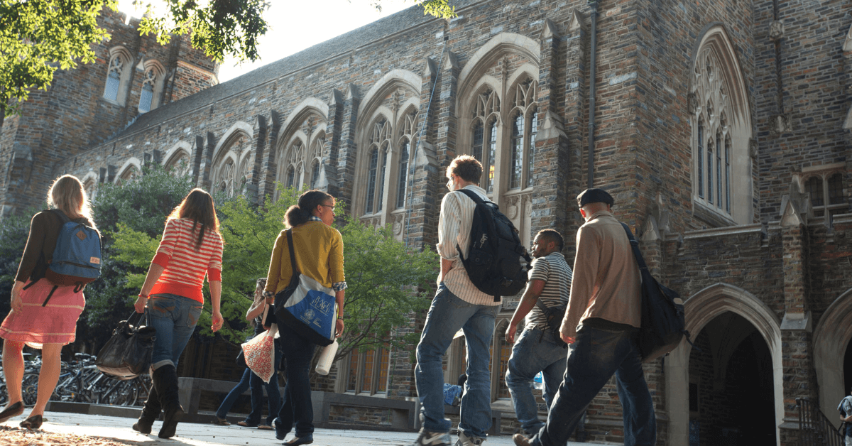 듀크대학교 캠퍼스에서 퍼킨스 도서관을 배경으로 학생들이 사각형 안뜰 위를 걷고 있다. 사진: 레 토드, 듀크 대학교.