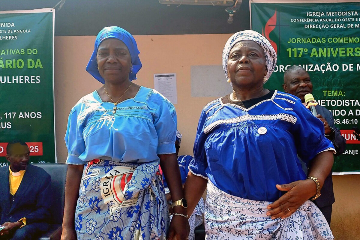 A Esquerda Maravilha de Sousa, directora geral da sociedade de mulher do Leste de Angola, a direita Florinda Carlos António directora geral da sociedade de Mulheres do Oeste de Angola, liderando as sócias no acampamento nacional das mulheres metodistas na província de Malanje, distrito de Calandula, escola ADPP. Foto de João Nhanga, Notícias UM.