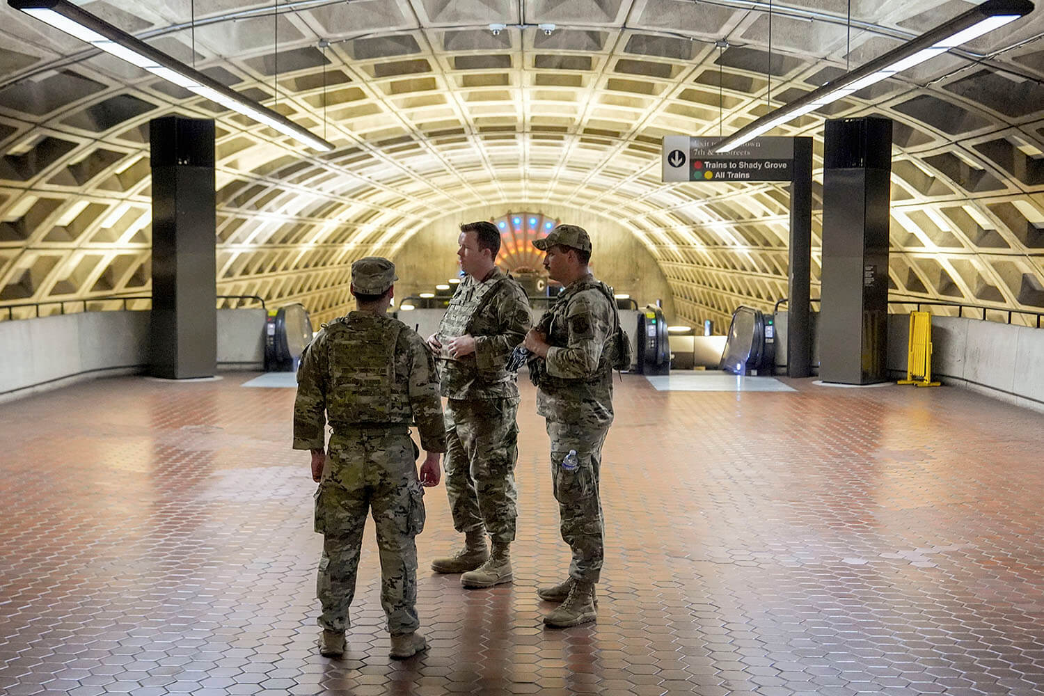 Miembros de la Guardia Nacional del Distrito de Columbia patrullan dentro de la estación de metro Gallery Place-Chinatown, el 17 de agosto de 2025, en Washington. Foto cortesía de Julia Demaree Nikhinson, AP.